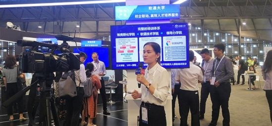 “云”开见日，，，，“AI”生花，，，，明升mansion88动力携五大主题亮相华为HC大会